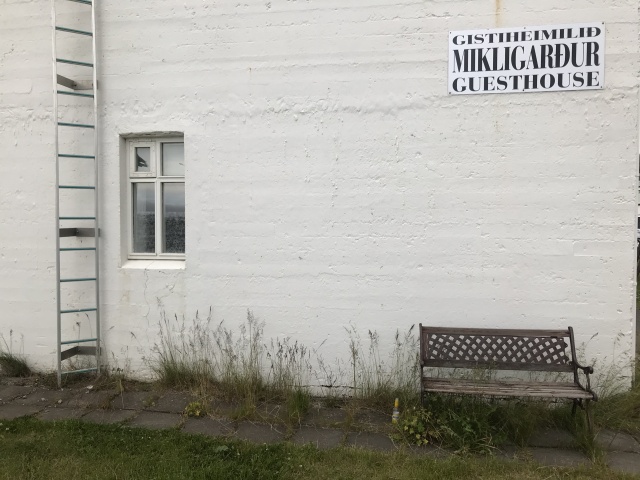 Sitzbank vor einem Haus