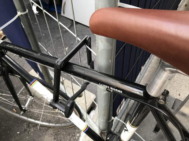 Fahrrad am Bauzaun 