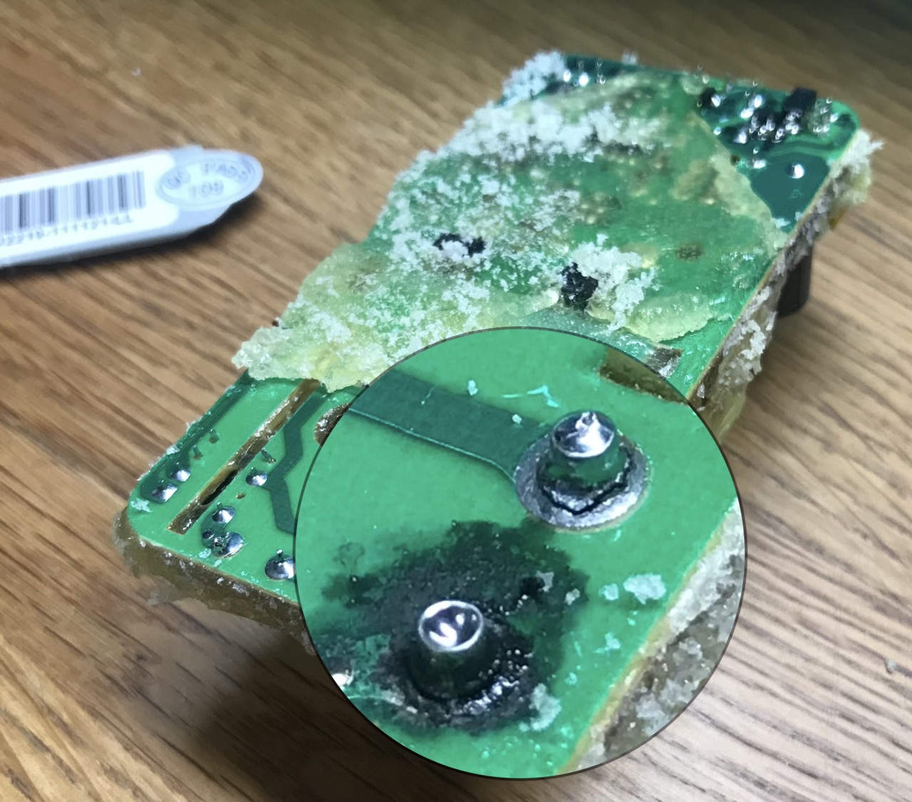 Platine mit Klebstoffresten und einem vergrößerten Bildauschnitt.