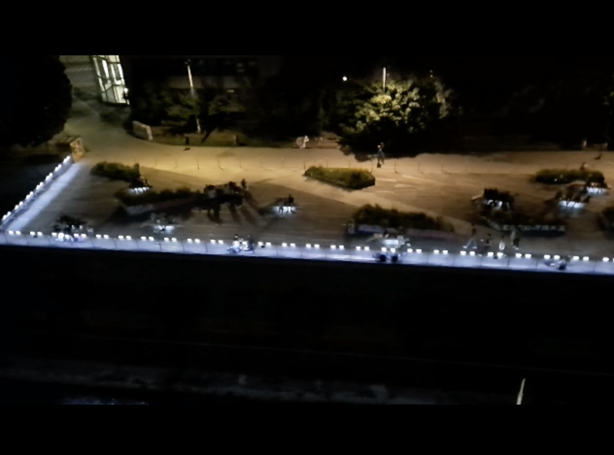 Terrasse im Dunklen von oben gesehen