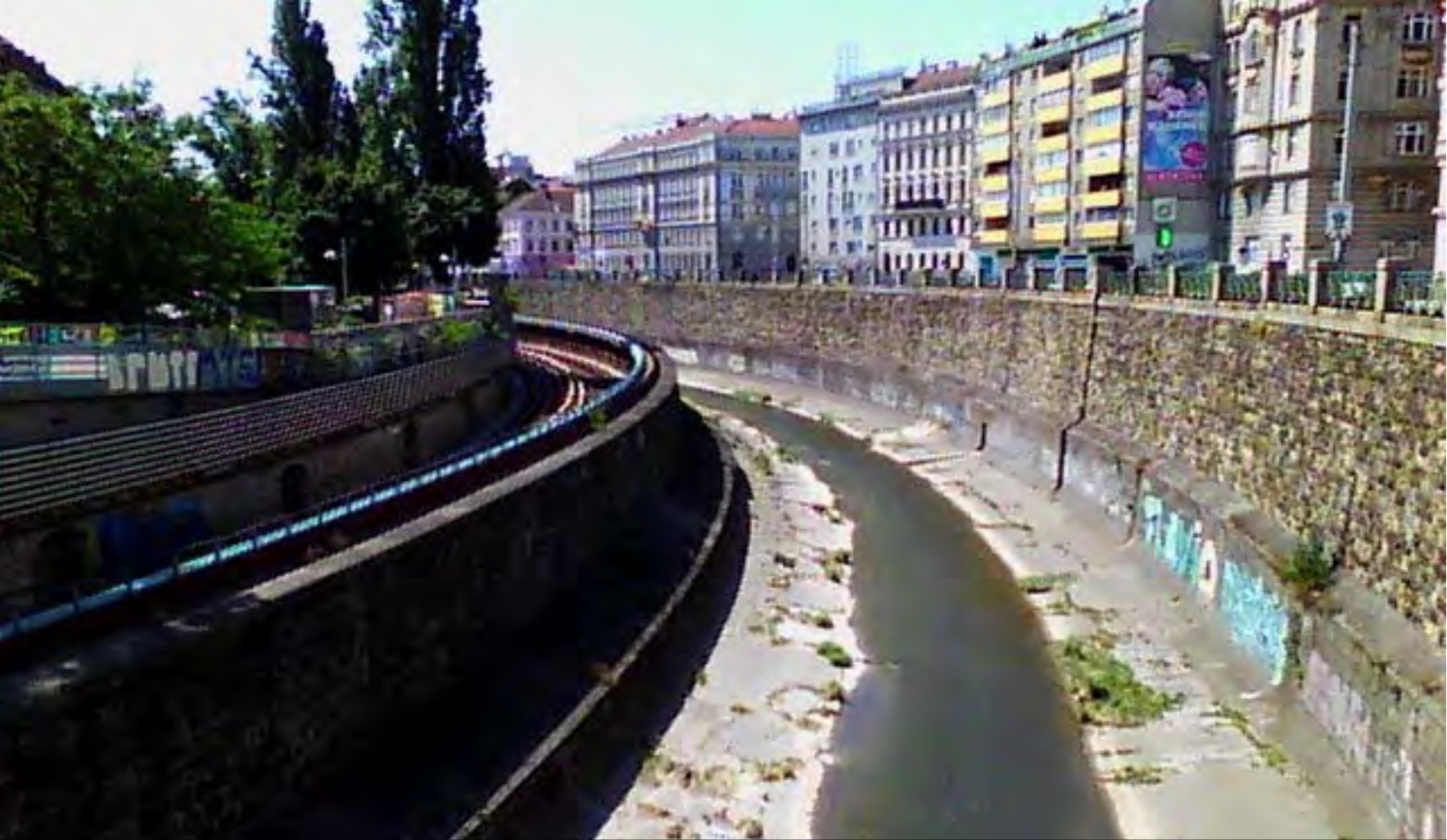 Farbfoto: Blick in  den Wienflusskanal