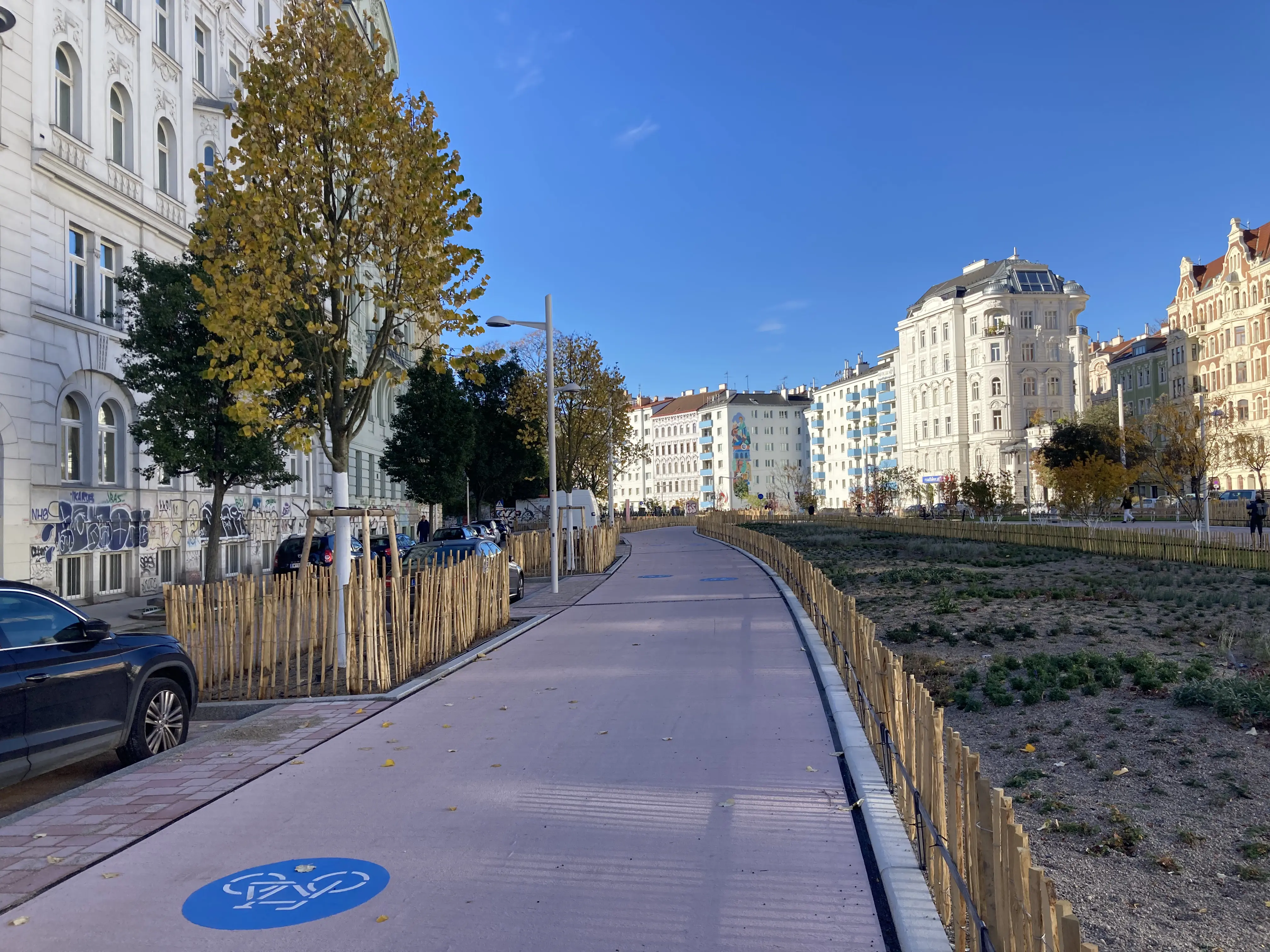 Farbfoto: Blick auf den neuen Radweg, der durch einen neuen Park führt.