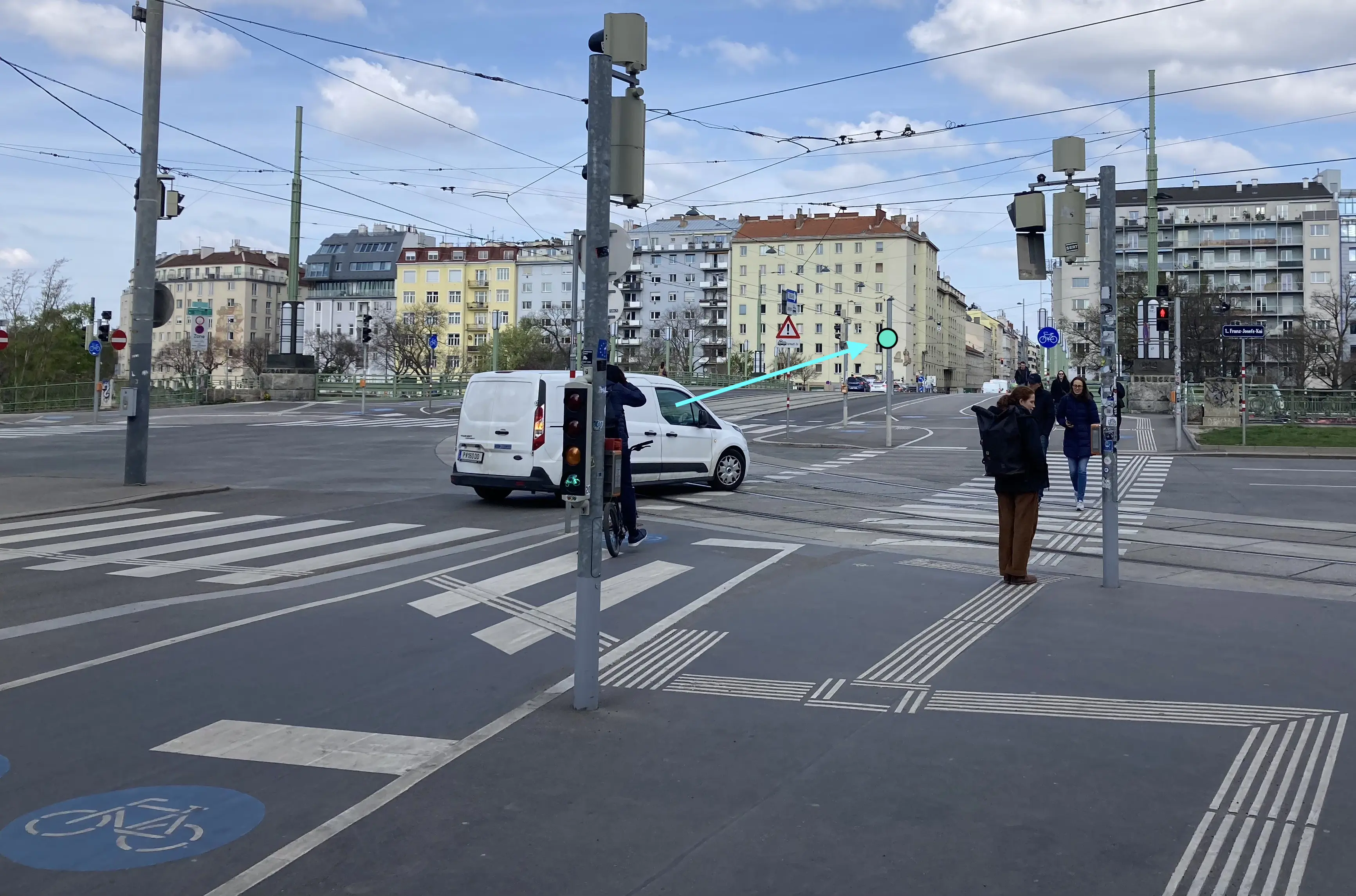 Fotomontage: gleiche Kreuzung, mit eingezeichnetem Standort für ein zusätzliches Ampellicht